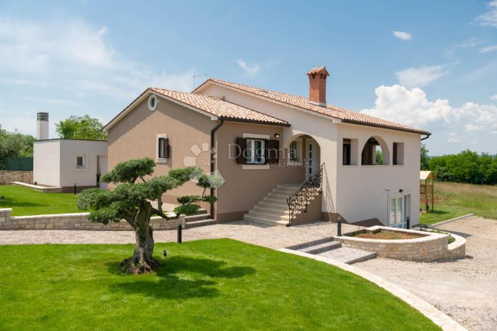 PREKRASNA VILLA SA BAZENOM, LJETNOM KUHINJOM I DJEČJIM IGRALIŠTEM! Okolica Labina