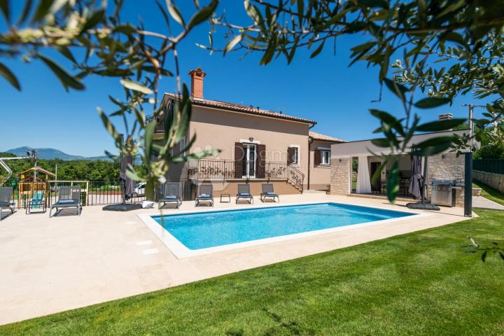 PREKRASNA VILLA SA BAZENOM, LJETNOM KUHINJOM I DJEČJIM IGRALIŠTEM! Okolica Labina