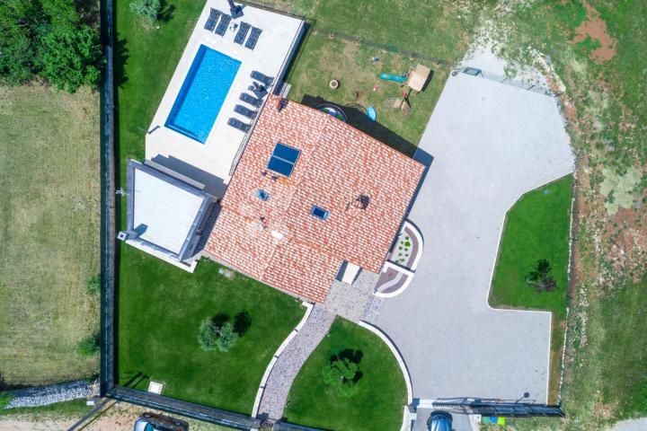 PREKRASNA VILLA SA BAZENOM, LJETNOM KUHINJOM I DJEČJIM IGRALIŠTEM! Okolica Labina