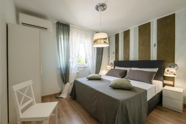 PREKRASNA VILLA SA BAZENOM, LJETNOM KUHINJOM I DJEČJIM IGRALIŠTEM! Okolica Labina