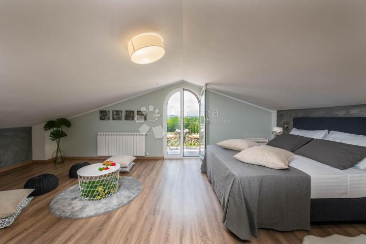 PREKRASNA VILLA SA BAZENOM, LJETNOM KUHINJOM I DJEČJIM IGRALIŠTEM! Okolica Labina