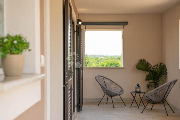 PREKRASNA VILLA SA BAZENOM, LJETNOM KUHINJOM I DJEČJIM IGRALIŠTEM! Okolica Labina