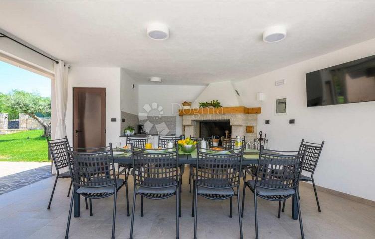 PREKRASNA VILLA SA BAZENOM, LJETNOM KUHINJOM I DJEČJIM IGRALIŠTEM! Okolica Labina