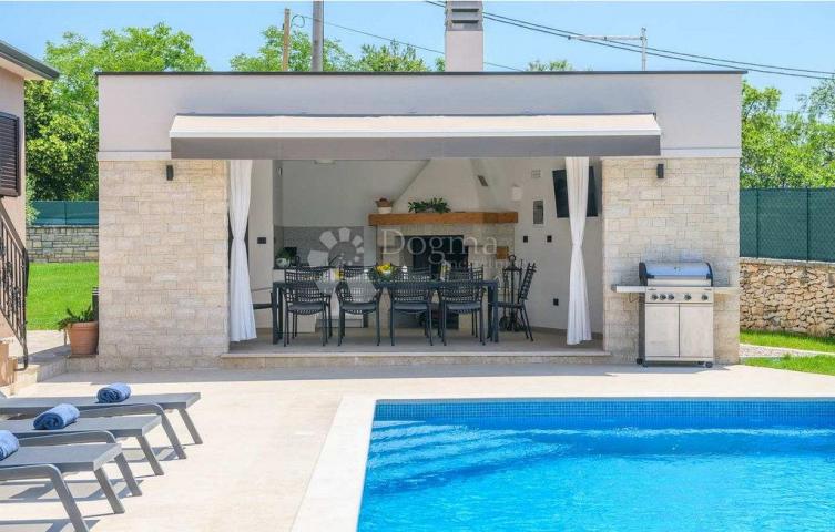 PREKRASNA VILLA SA BAZENOM, LJETNOM KUHINJOM I DJEČJIM IGRALIŠTEM! Okolica Labina