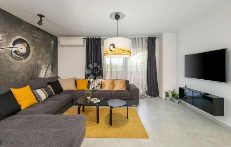 PREKRASNA VILLA SA BAZENOM, LJETNOM KUHINJOM I DJEČJIM IGRALIŠTEM! Okolica Labina