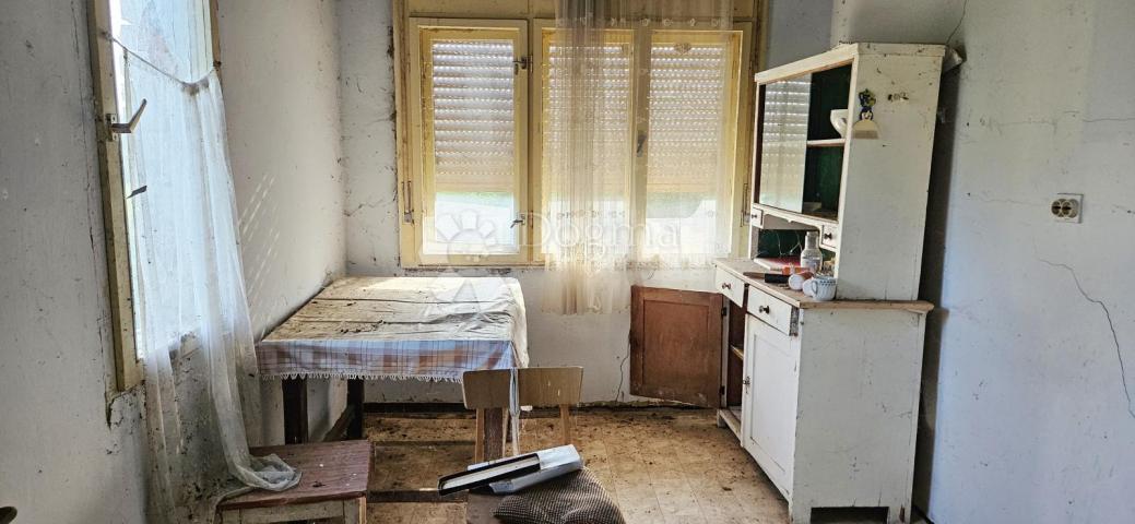 VELIKO GRAĐEVINSKO ZEMLJIŠTE S KUĆOM ZA RUŠENJE