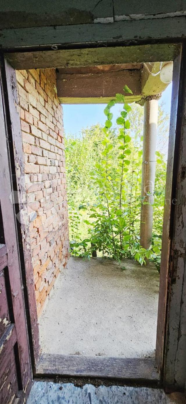 VELIKO GRAĐEVINSKO ZEMLJIŠTE S KUĆOM ZA RUŠENJE