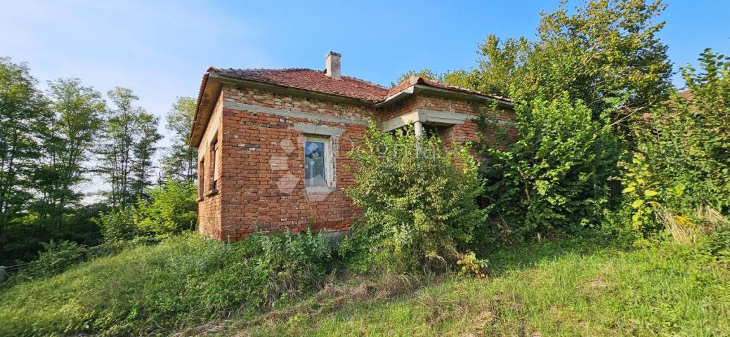 VELIKO GRAĐEVINSKO ZEMLJIŠTE S KUĆOM ZA RUŠENJE