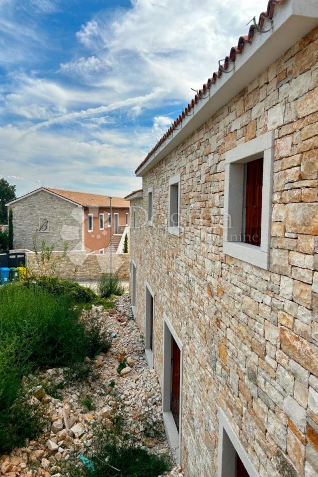 KANFANAR, oklica, vrhunska rekonstrukcija kamene kuće s pogledom na more