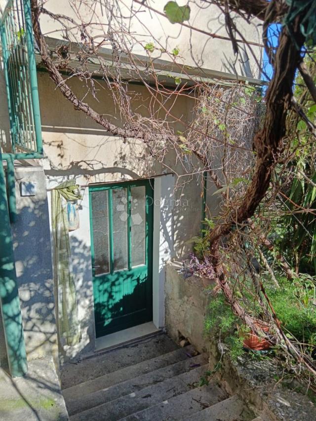 Šarmantna stara kuća za adaptaciju s pogledom na more