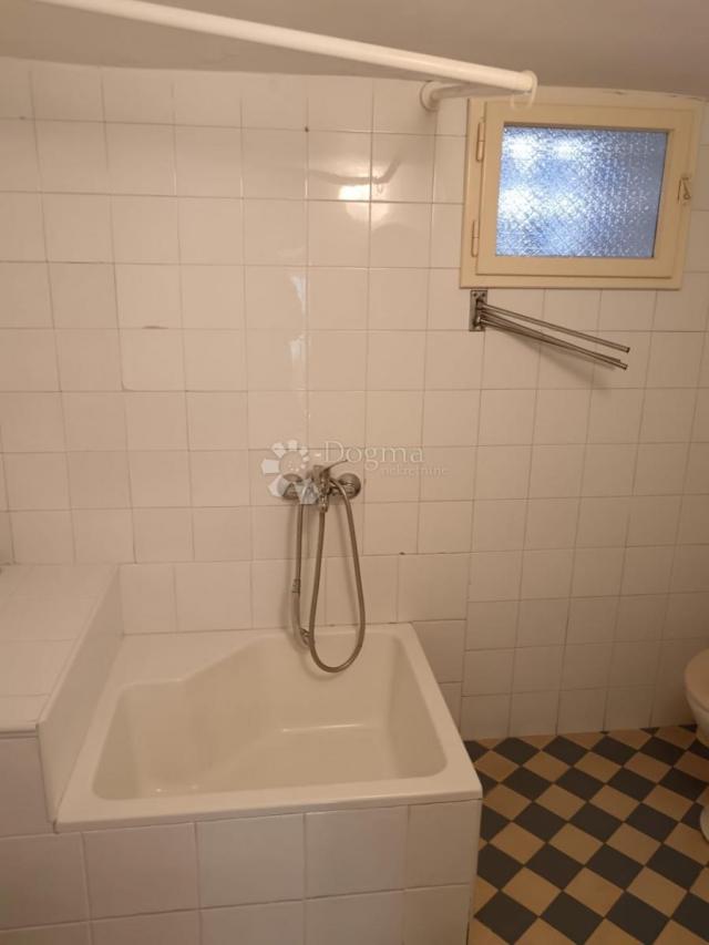 Šarmantna stara kuća za adaptaciju s pogledom na more