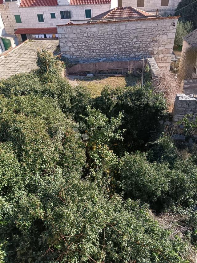 Šarmantna stara kuća za adaptaciju s pogledom na more
