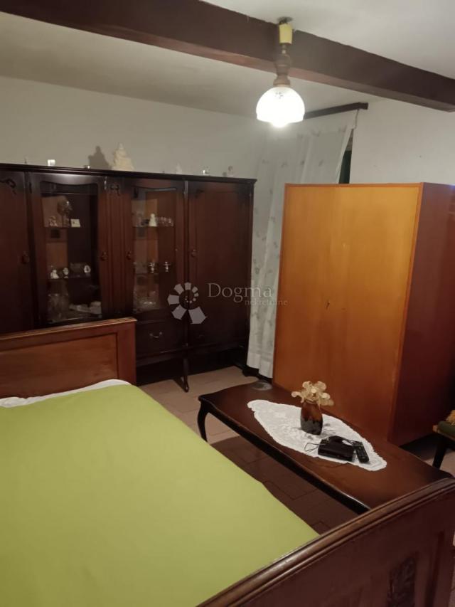 Šarmantna stara kuća za adaptaciju s pogledom na more