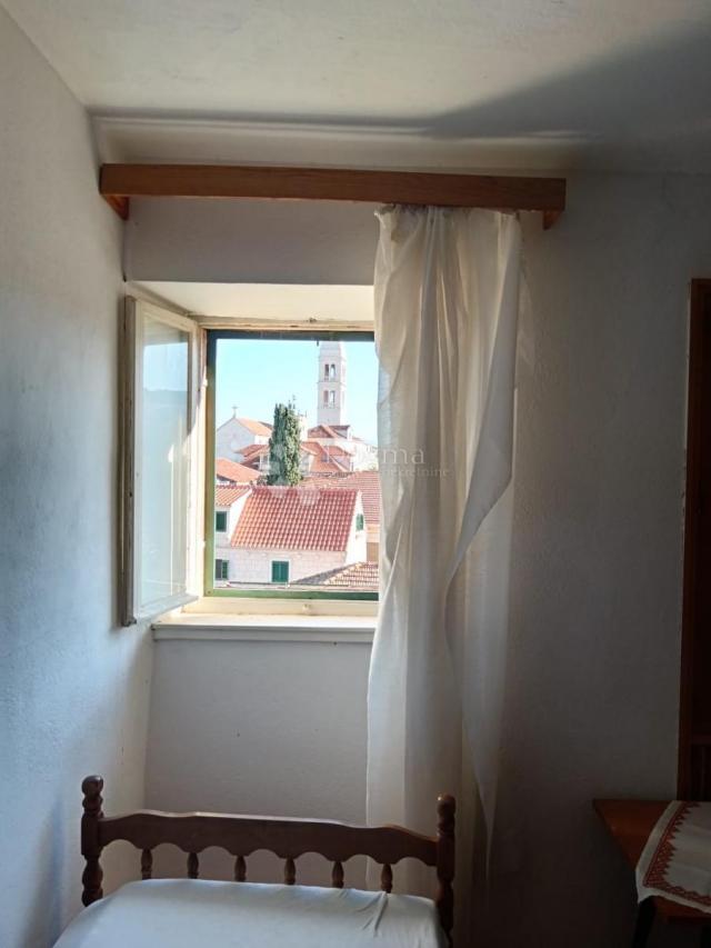 Šarmantna stara kuća za adaptaciju s pogledom na more