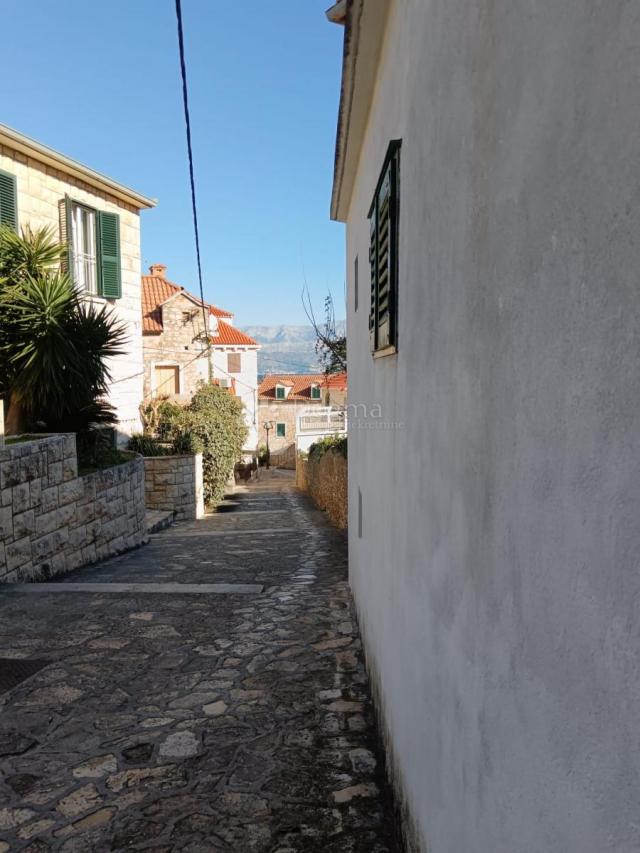 Šarmantna stara kuća za adaptaciju s pogledom na more