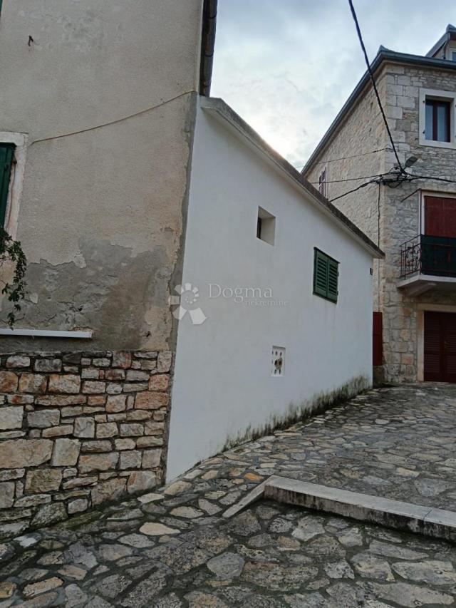 Šarmantna stara kuća za adaptaciju s pogledom na more