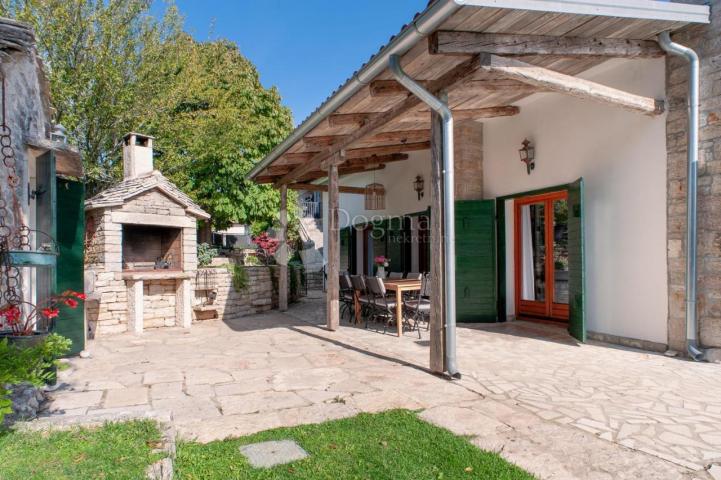 AUTOHTONA KAMENA VILA SA BAZENOM