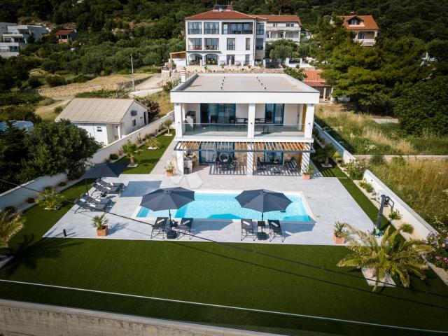 Exkluzivna vila na top lokaciji sa očaravajućim pogledom na more. Samo kod nas!