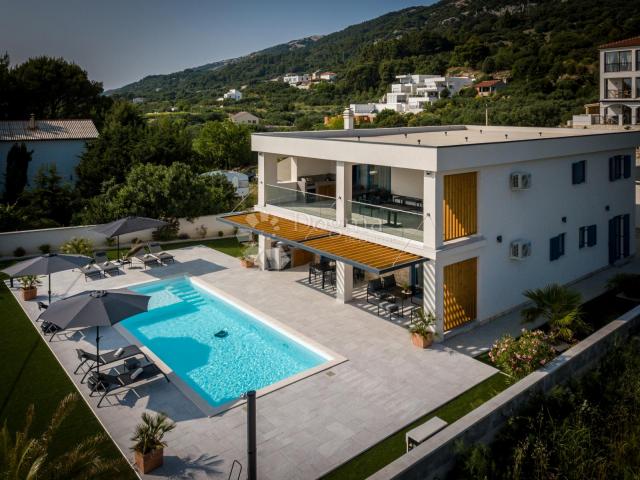 Exkluzivna vila na top lokaciji sa očaravajućim pogledom na more. Samo kod nas!