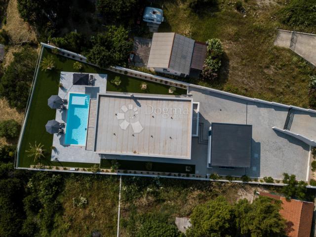 Exkluzivna vila na top lokaciji sa očaravajućim pogledom na more. Samo kod nas!