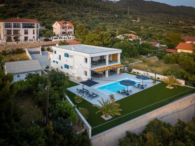 Exkluzivna vila na top lokaciji sa očaravajućim pogledom na more. Samo kod nas!