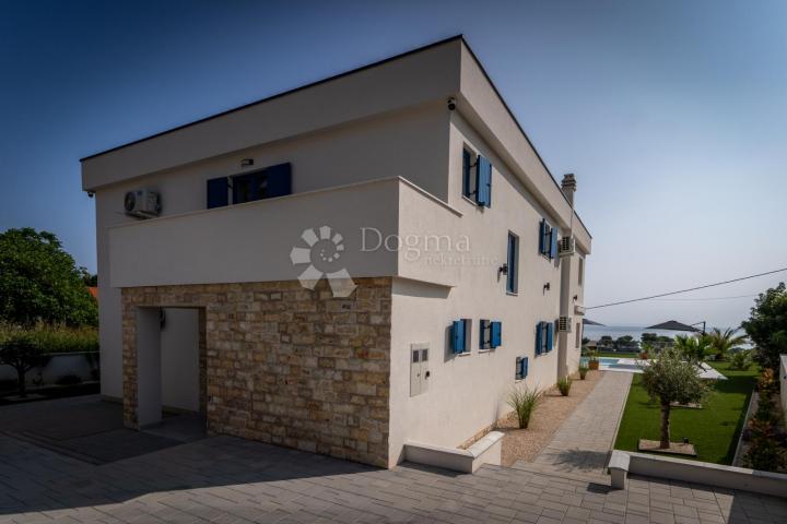 Exkluzivna vila na top lokaciji sa očaravajućim pogledom na more. Samo kod nas!