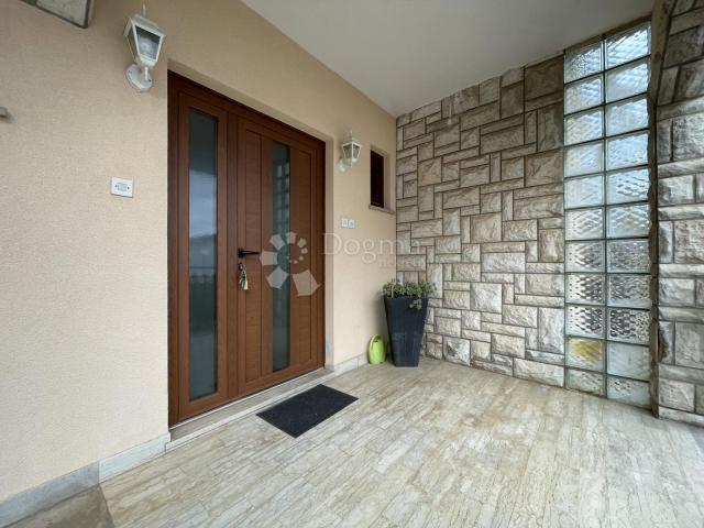 UMAG, PRVI RED, KUĆA S APARTMANIMA