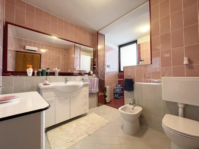 UMAG, PRVI RED, KUĆA S APARTMANIMA