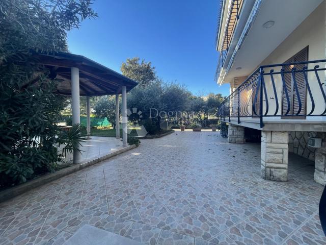 UMAG, PRVI RED, KUĆA S APARTMANIMA