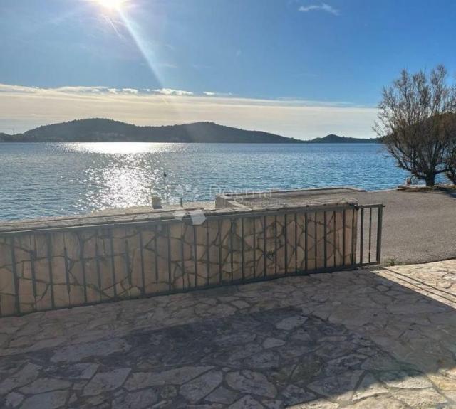 Ražanj, Apartmanska kuća prvi red do mora (3 stambene jedinice + studio apartman)