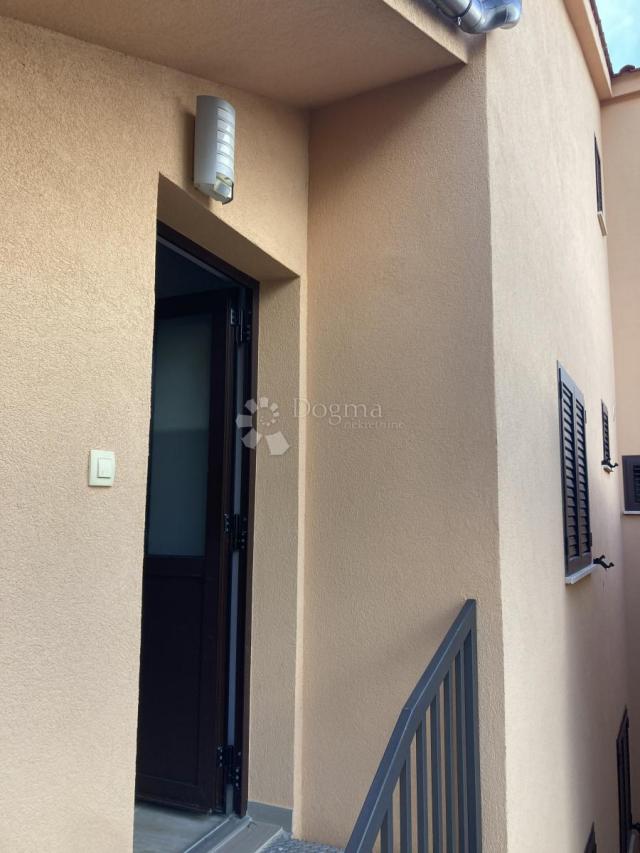 Ražanj, Apartmanska kuća prvi red do mora (3 stambene jedinice + studio apartman)