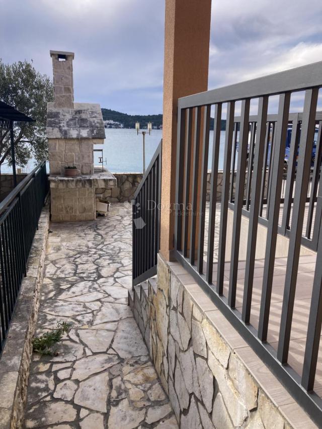 Ražanj, Apartmanska kuća prvi red do mora (3 stambene jedinice + studio apartman)