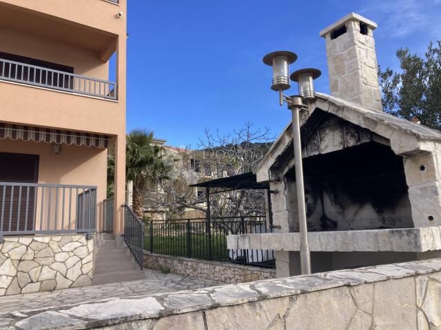 Ražanj, Apartmanska kuća prvi red do mora (3 stambene jedinice + studio apartman)