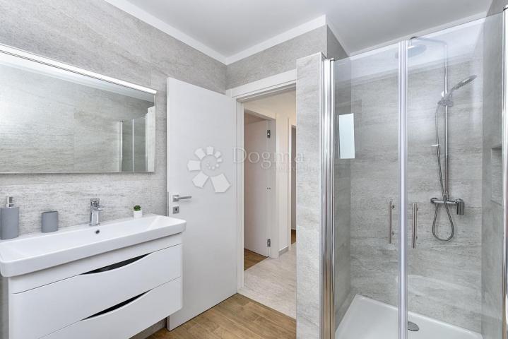 Moderna kuća peroj, u blizini mora, pogled more-krovna terasa 125m2