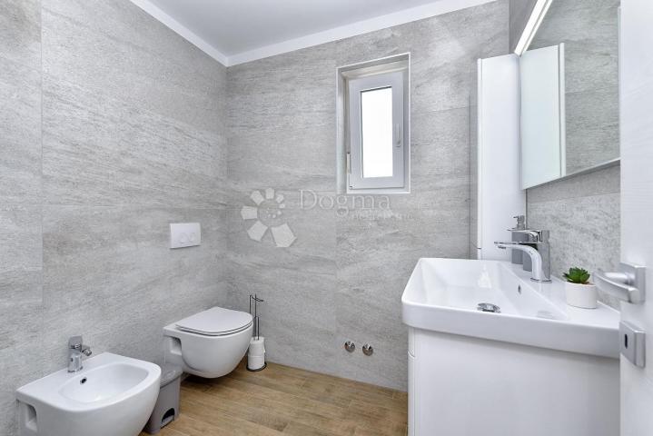 Moderna kuća peroj, u blizini mora, pogled more-krovna terasa 125m2