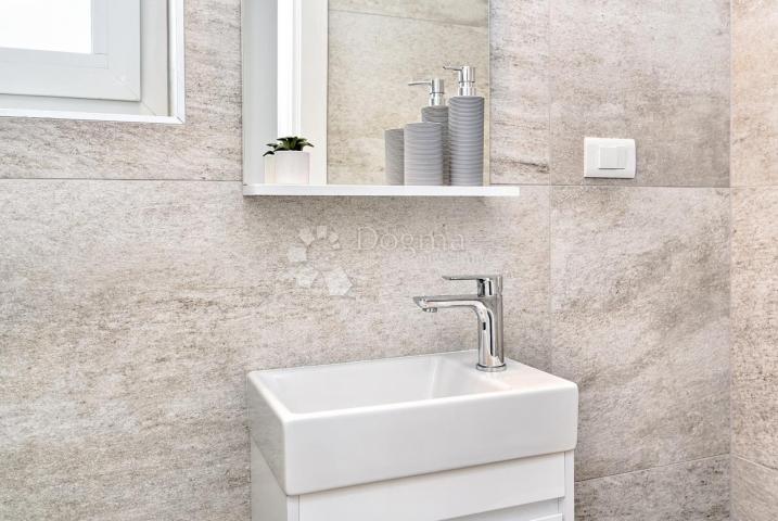 Moderna kuća peroj, u blizini mora, pogled more-krovna terasa 125m2