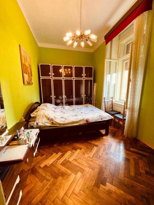 Stan u austrougarskoj vili s dvorištem i 3 parkirna mjesta