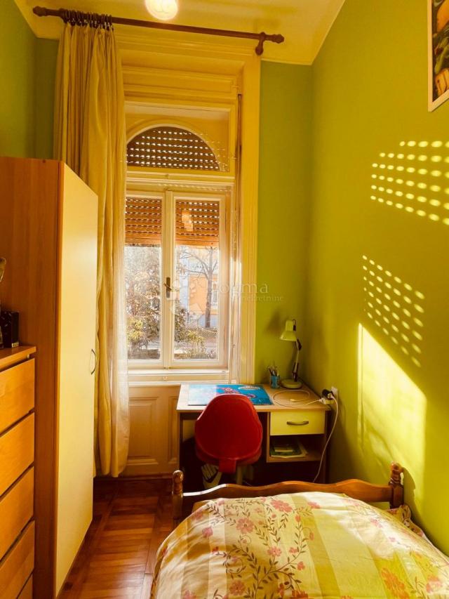 Stan u austrougarskoj vili s dvorištem i 3 parkirna mjesta