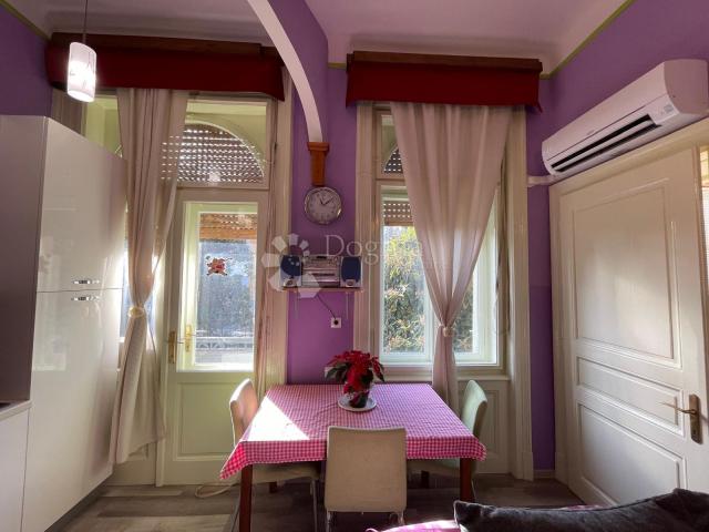 Stan u austrougarskoj vili s dvorištem i 3 parkirna mjesta