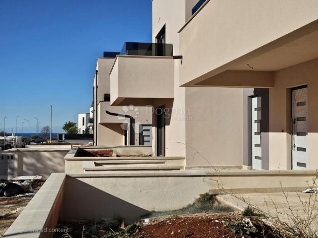 C-Prizemlje s okućnicom u blizini plaže i centra