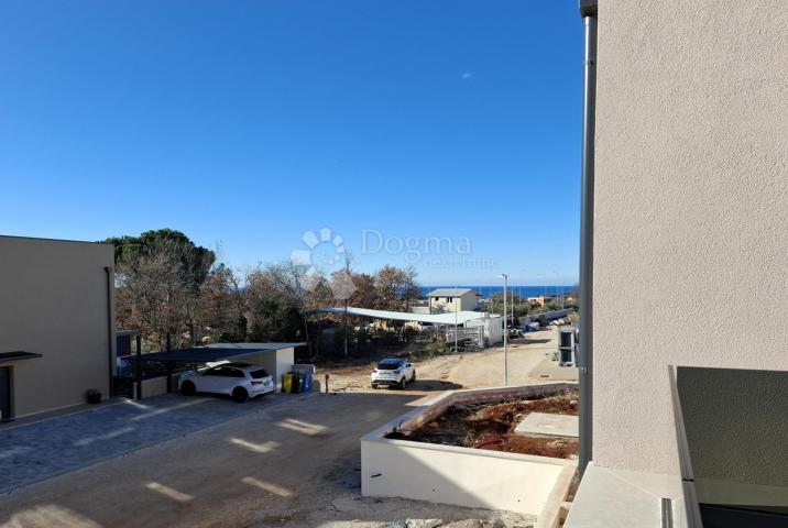 D-Stan s krovnom terasom, pogledom more, u blizini plaže i centra