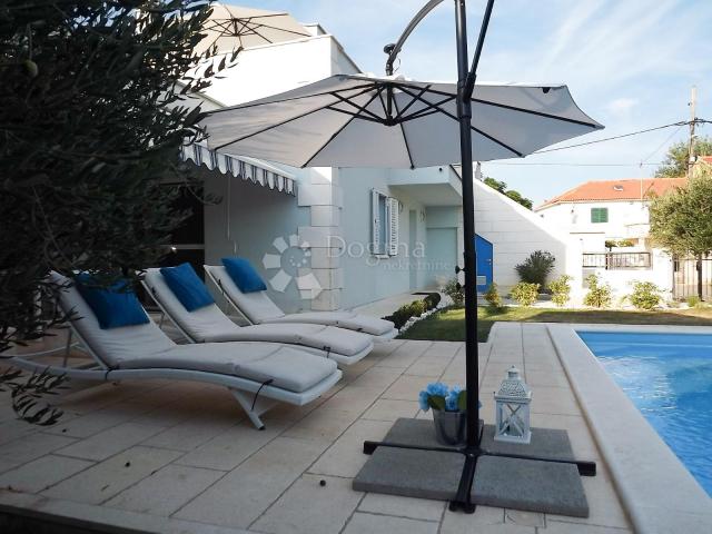 Luksuzna Vila s Bazenom u Središtu Vrsi – Blizina Mora, Privatnost i Elegancija