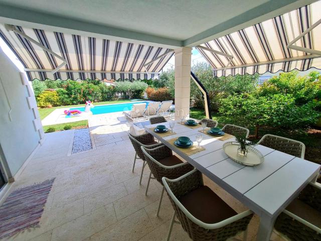 Luksuzna Vila s Bazenom u Središtu Vrsi – Blizina Mora, Privatnost i Elegancija