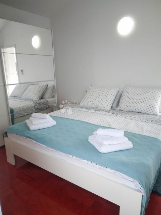 Luksuzna Vila s Bazenom u Središtu Vrsi – Blizina Mora, Privatnost i Elegancija