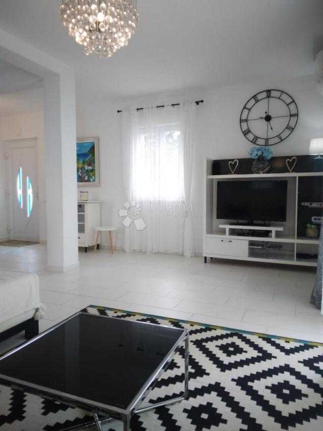Luksuzna Vila s Bazenom u Središtu Vrsi – Blizina Mora, Privatnost i Elegancija