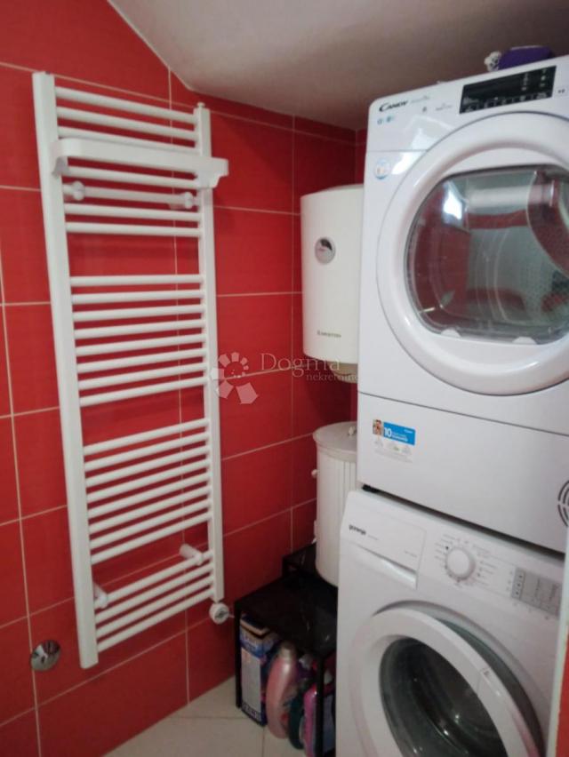 Luksuzna Vila s Bazenom u Središtu Vrsi – Blizina Mora, Privatnost i Elegancija