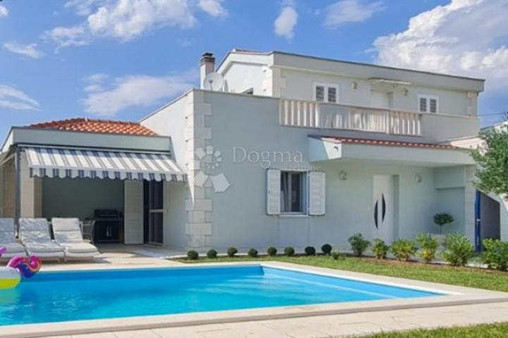Luksuzna Vila s Bazenom u Središtu Vrsi – Blizina Mora, Privatnost i Elegancija