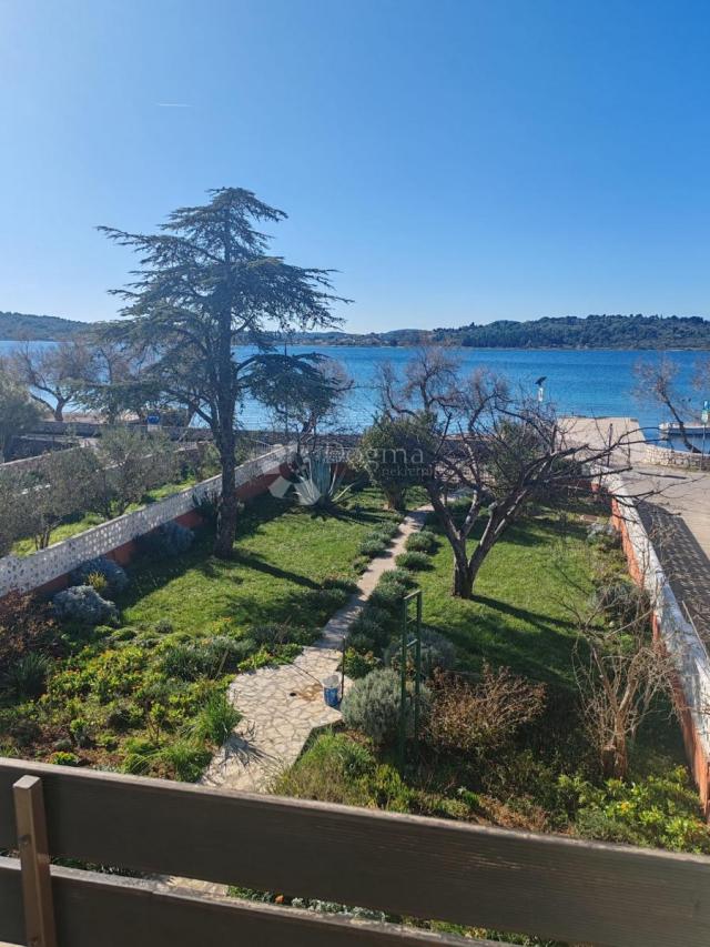 SRIMA - atraktivna  kuća u prvom redu do plaže s predivnim vrtom
