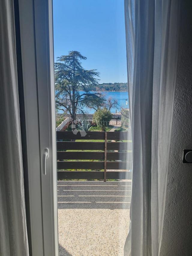 SRIMA - atraktivna  kuća u prvom redu do plaže s predivnim vrtom