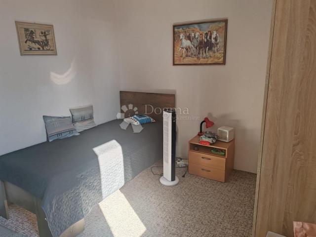 SRIMA - atraktivna  kuća u prvom redu do plaže s predivnim vrtom
